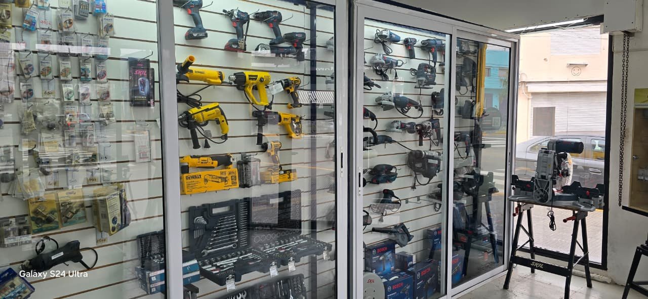 Vidriera de herramientas DeWalt amarillas